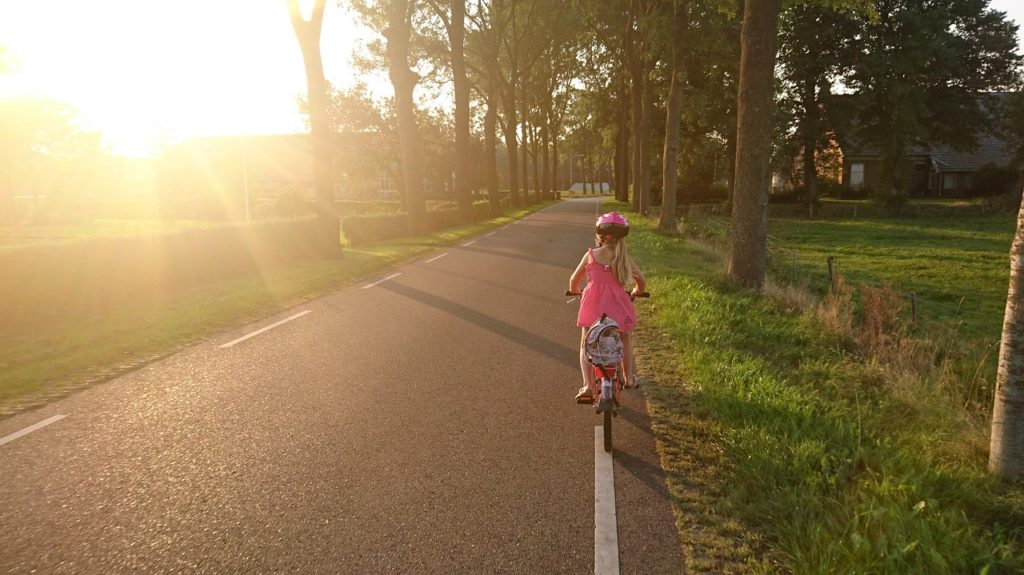 Une petite fille à vélo
